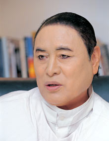 칠순의 현역, 앙드레 김의 롱런 비결 <미분류 <기사본문 - 톱클래스