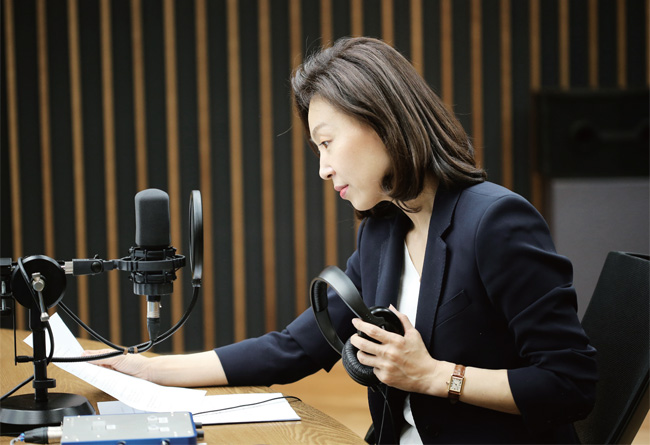 김현정의 뉴스쇼〉 김현정 Pd < 김민희의 심터뷰 < 연재 < 매거진 < 기사본문 - 톱클래스