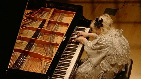 올해 상수를 맞은 피아니스트 후지코 헤밍은 60대에 정식으로 데뷔한 현역 할머니 피아니스트입니다. 아직도 매일 4시간씩 꾸준히 연습을 하면서, 연주회 준비를 합니다. 무대 의상에 각별한 애정을 갖고 직접 바느질을 통해 의상도 제작하고 있습니다. 사진 출처-네이버 영화