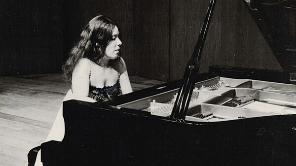 20대의 후지코 헤밍이 피아노를 연주하는 모습입니다. 사진 출처 -네이버 영화  