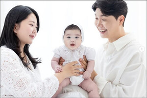 박수홍 부녀 연말에도 기부했다홍 / 24년간 한결같이 아동복지센터 후원 - 뉴스 썸네일 이미지